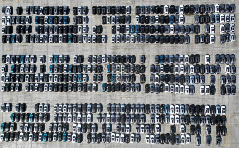 俯瞰工廠停車場(chǎng) 整齊排列的新車與汽車工業(yè)的脈動(dòng)